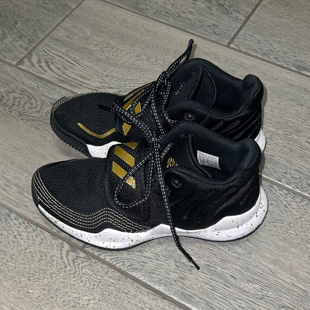Adidas Size 4 Youth Black/Gold Athletic Shoes. Unisex
